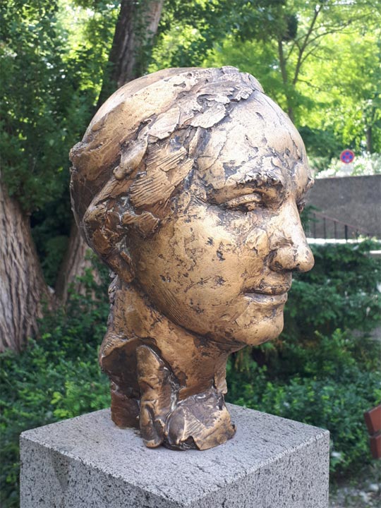Die Bildhauerin Bärbel Dieckmann...